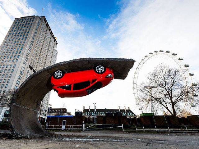 Opel Corsa висит вниз головой на 4,5-метровой высоте в Лондоне